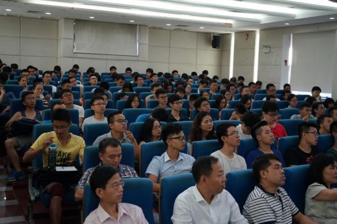 图7:报告会现场大家聚精会神